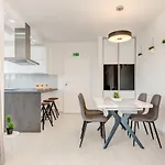 Modern 4* Luxury In Center Daire Trogir