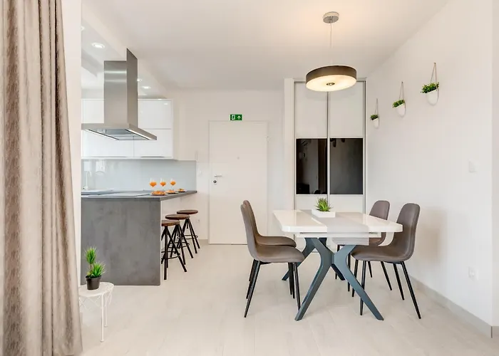 Modern 4* Luxury In Center Διαμέρισμα Τρογκίρ